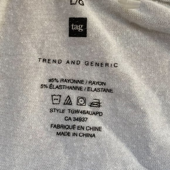 Loose style t-shirt. Small front pocket - Picture 3 of 3